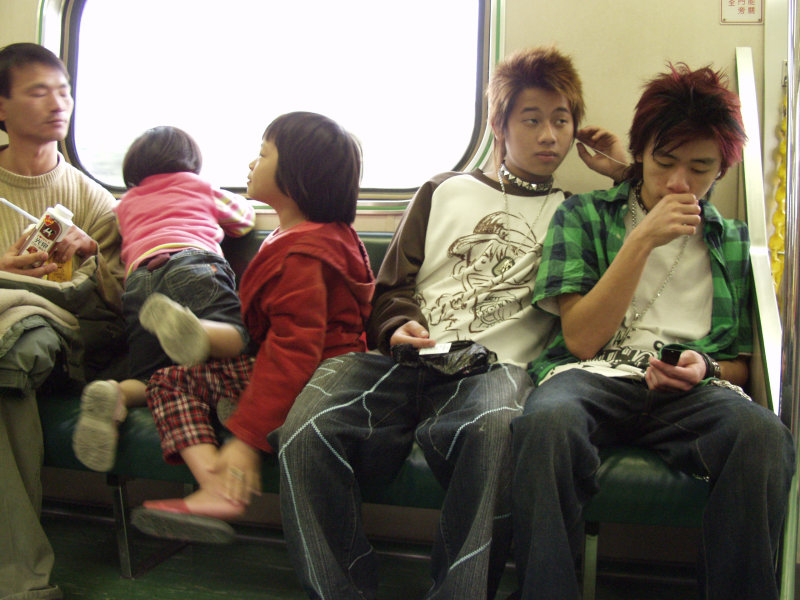 台灣鐵路旅遊攝影電車-區間車交談的旅客2006攝影照片138