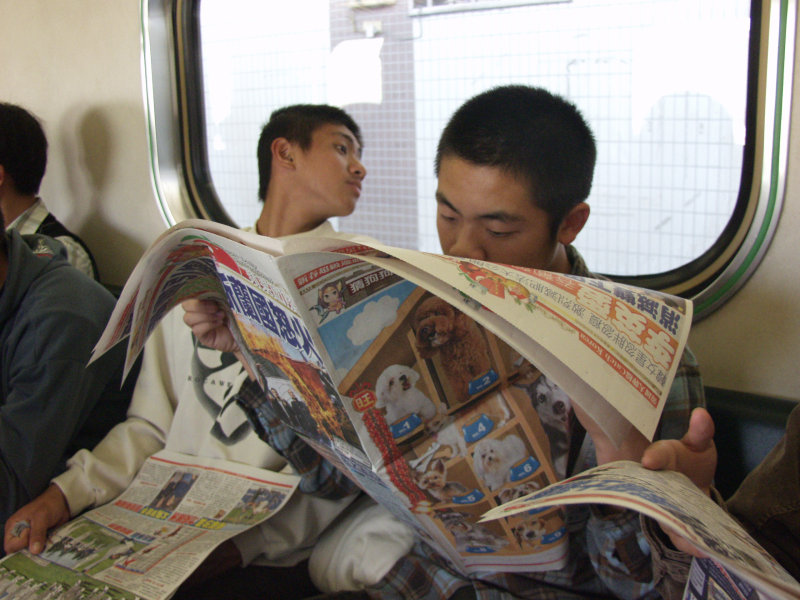 台灣鐵路旅遊攝影電車-區間車交談的旅客2006攝影照片139