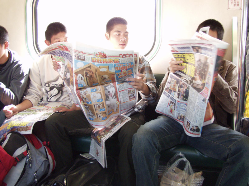 台灣鐵路旅遊攝影電車-區間車交談的旅客2006攝影照片140