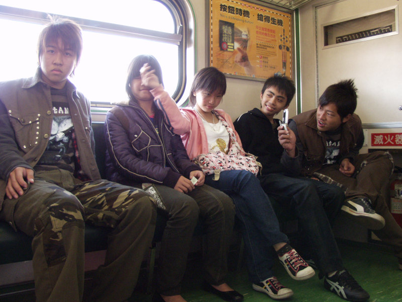 台灣鐵路旅遊攝影電車-區間車交談的旅客2006攝影照片143