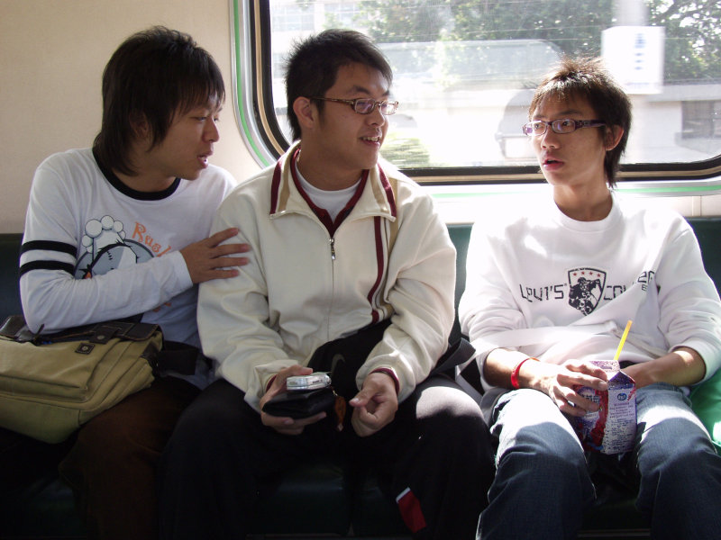 台灣鐵路旅遊攝影電車-區間車交談的旅客2006攝影照片145