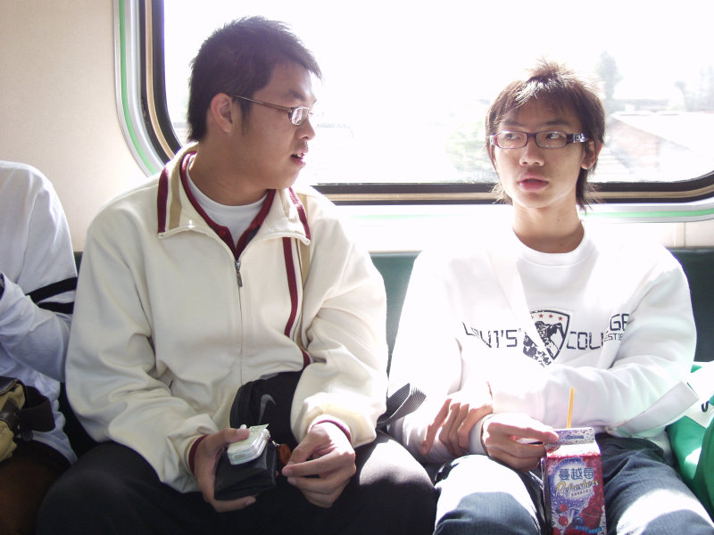 台灣鐵路旅遊攝影電車-區間車交談的旅客2006攝影照片146