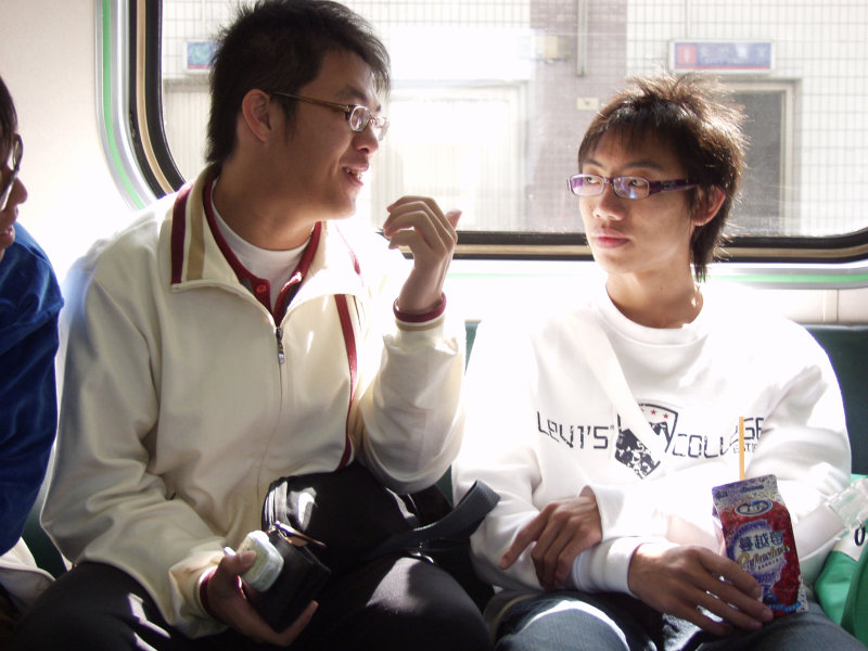 台灣鐵路旅遊攝影電車-區間車交談的旅客2006攝影照片148