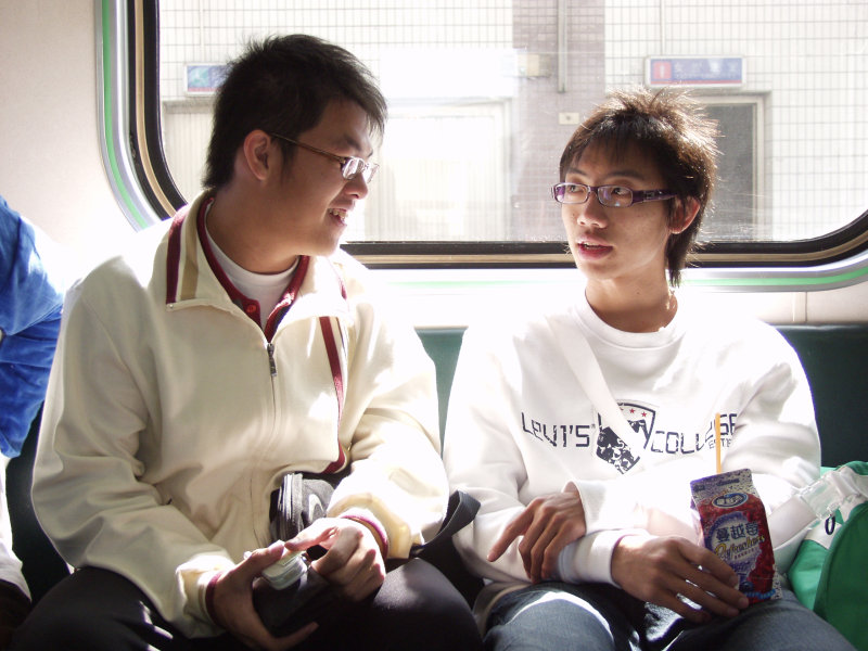 台灣鐵路旅遊攝影電車-區間車交談的旅客2006攝影照片149