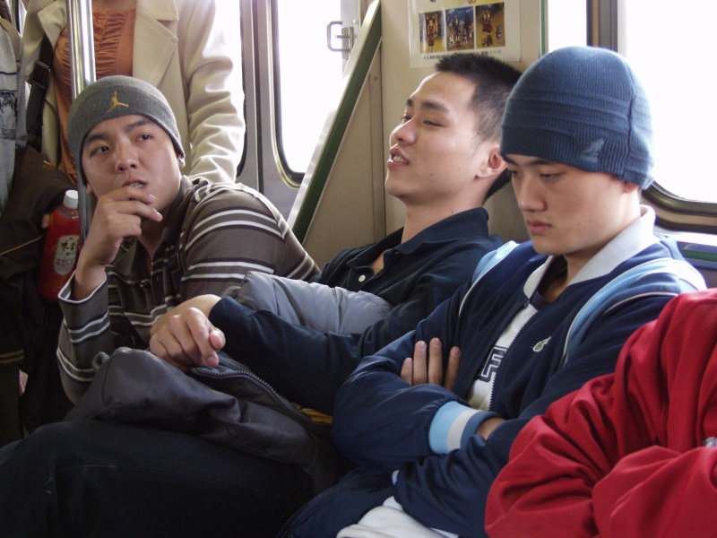 台灣鐵路旅遊攝影電車-區間車交談的旅客2006攝影照片157