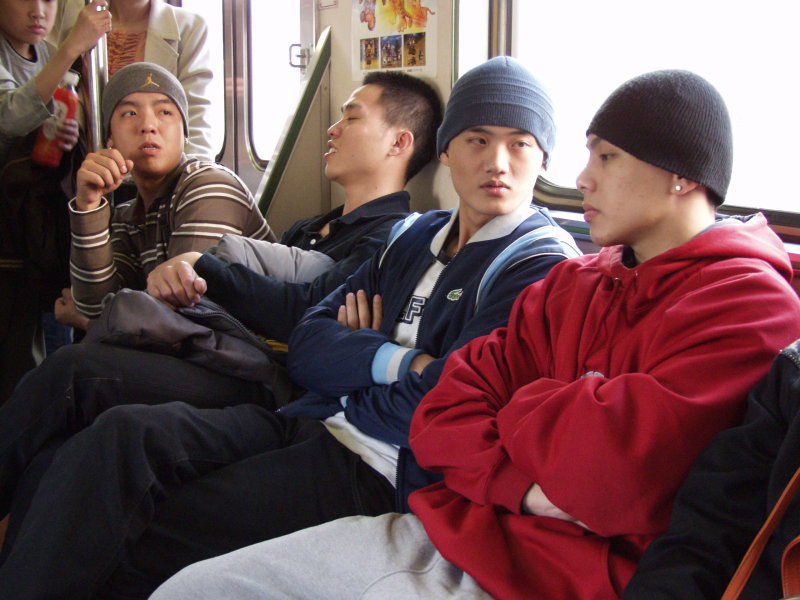 台灣鐵路旅遊攝影電車-區間車交談的旅客2006攝影照片159