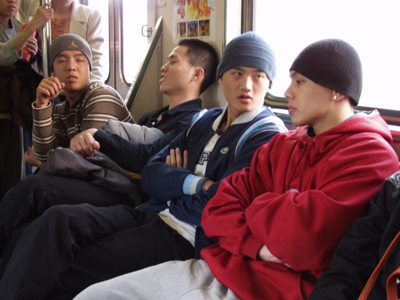 台灣鐵路旅遊攝影電車-區間車交談的旅客2006攝影照片160