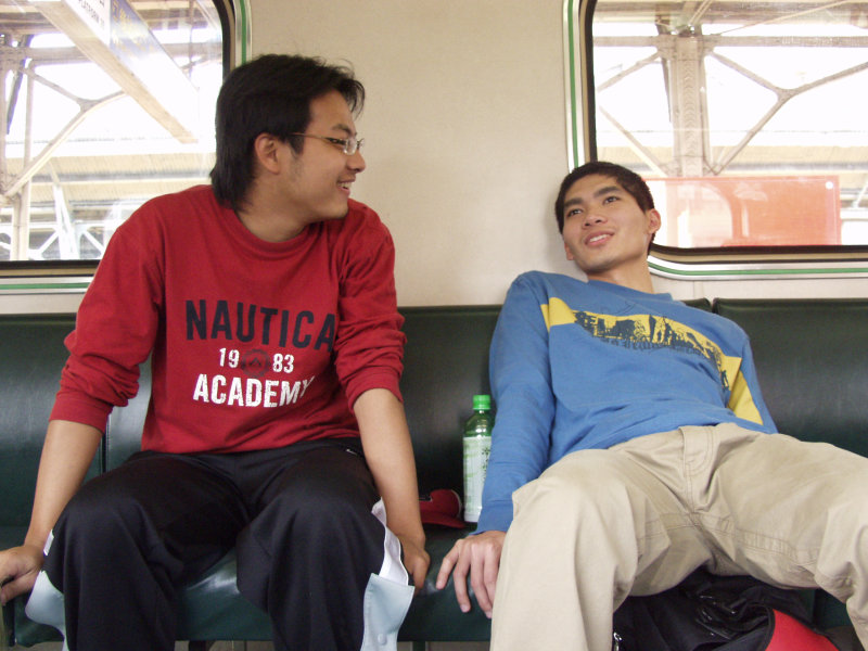 台灣鐵路旅遊攝影電車-區間車交談的旅客2006攝影照片162