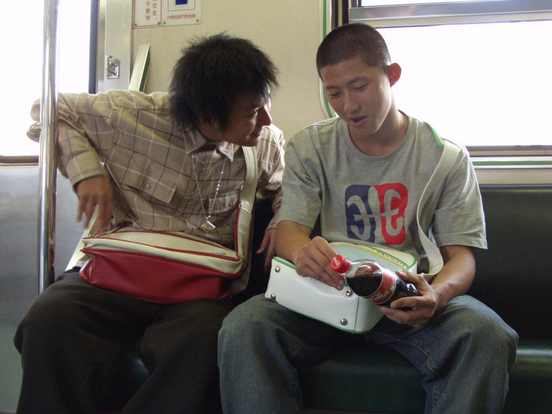 台灣鐵路旅遊攝影電車-區間車交談的旅客2006攝影照片164
