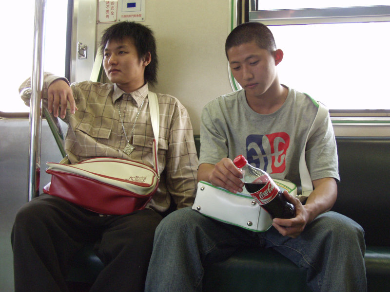 台灣鐵路旅遊攝影電車-區間車交談的旅客2006攝影照片165