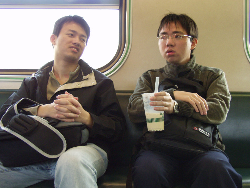 台灣鐵路旅遊攝影電車-區間車交談的旅客2006攝影照片176