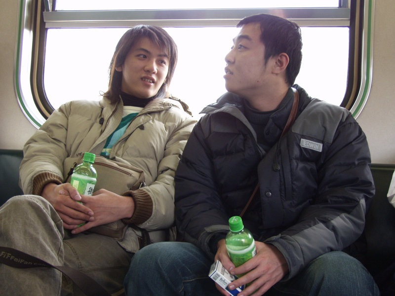 台灣鐵路旅遊攝影電車-區間車交談的旅客2006攝影照片179