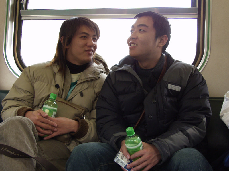 台灣鐵路旅遊攝影電車-區間車交談的旅客2006攝影照片180