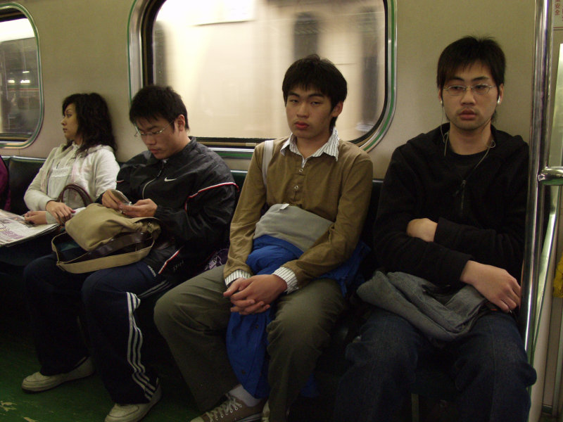 台灣鐵路旅遊攝影電車-區間車交談的旅客2006攝影照片188
