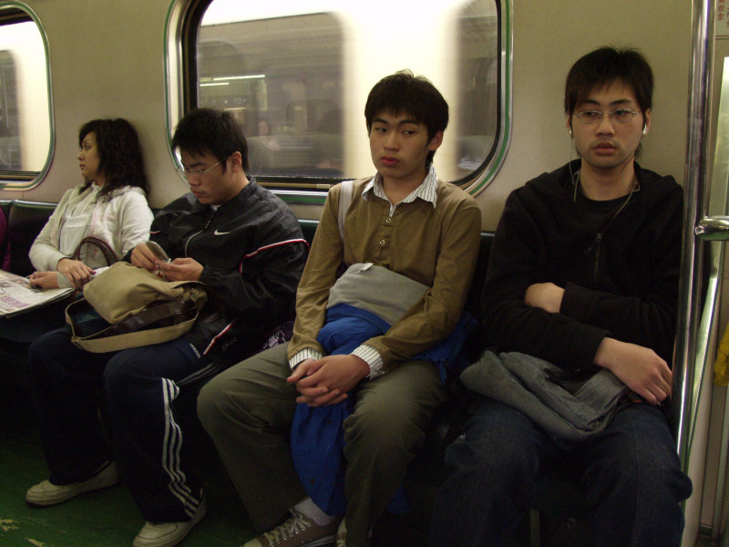 台灣鐵路旅遊攝影電車-區間車交談的旅客2006攝影照片189