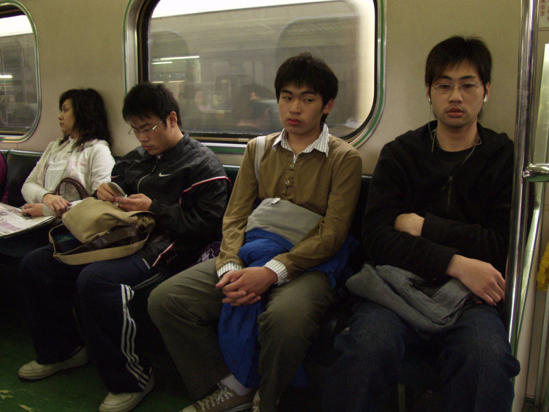 台灣鐵路旅遊攝影電車-區間車交談的旅客2006攝影照片190