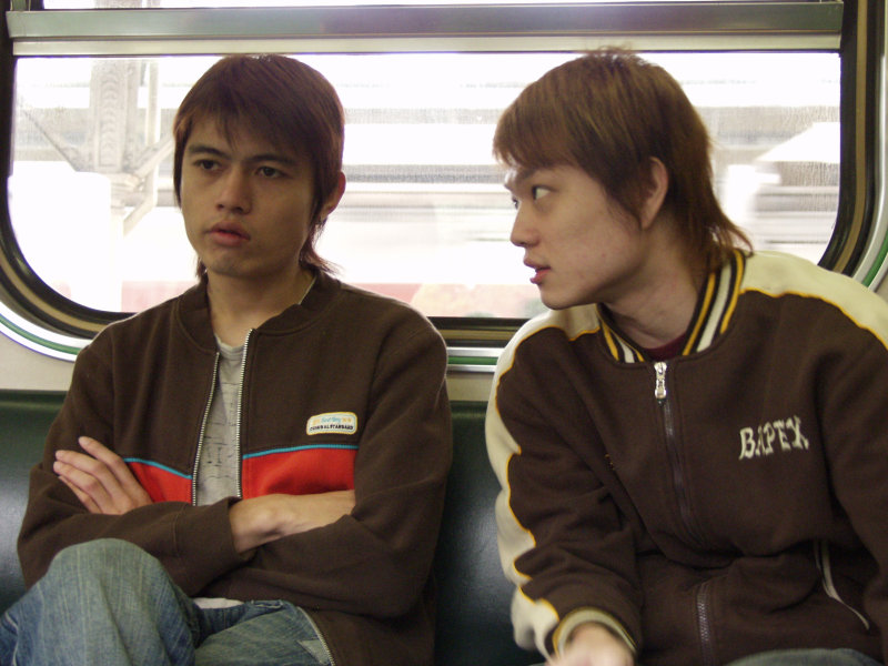 台灣鐵路旅遊攝影電車-區間車交談的旅客2006攝影照片193