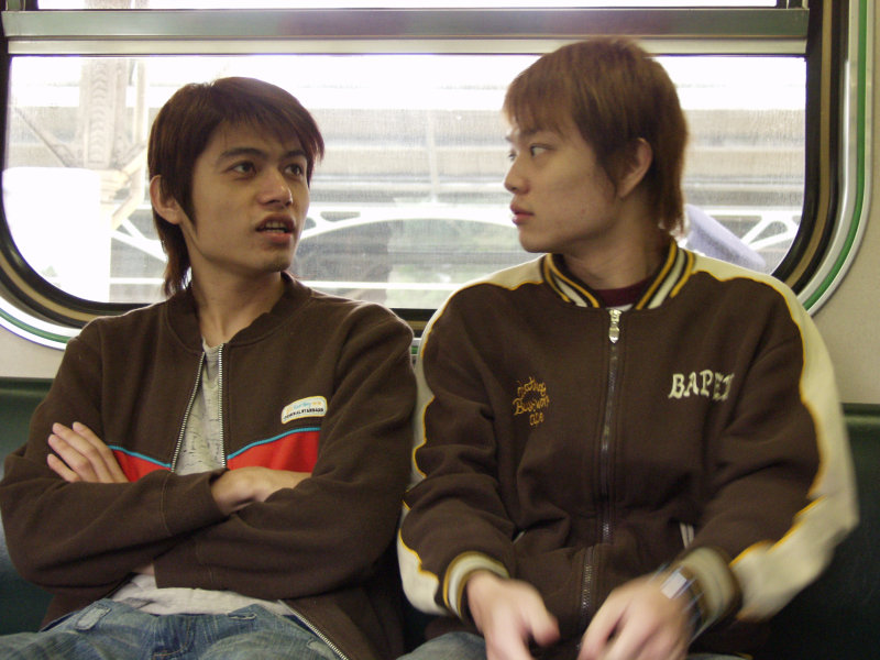台灣鐵路旅遊攝影電車-區間車交談的旅客2006攝影照片195