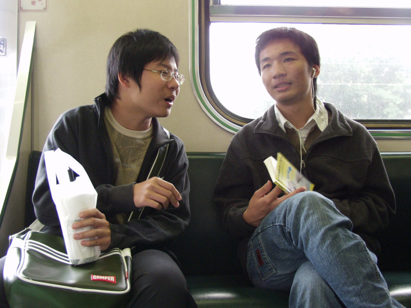 台灣鐵路旅遊攝影電車-區間車交談的旅客2006攝影照片198
