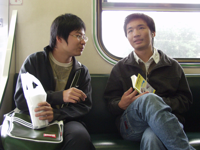 台灣鐵路旅遊攝影電車-區間車交談的旅客2006攝影照片199