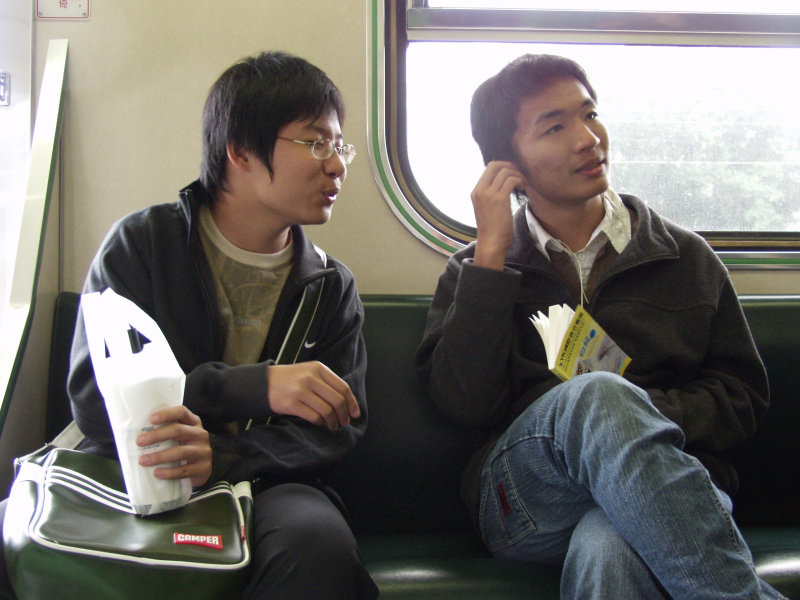 台灣鐵路旅遊攝影電車-區間車交談的旅客2006攝影照片200