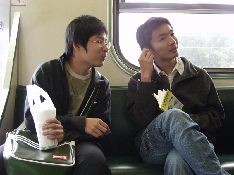 台灣鐵路旅遊攝影電車-區間車交談的旅客2006攝影照片201