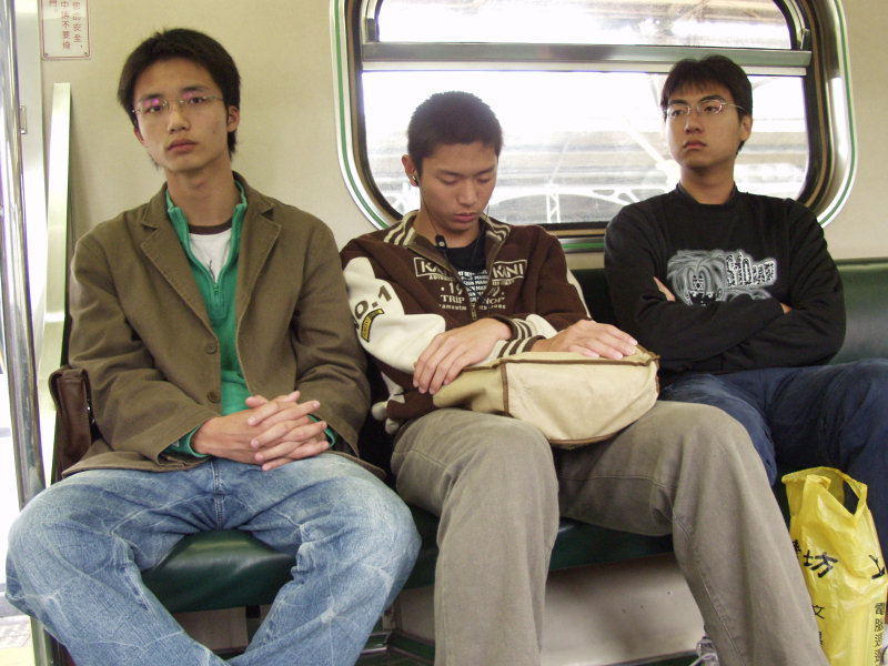 台灣鐵路旅遊攝影電車-區間車交談的旅客2006攝影照片202