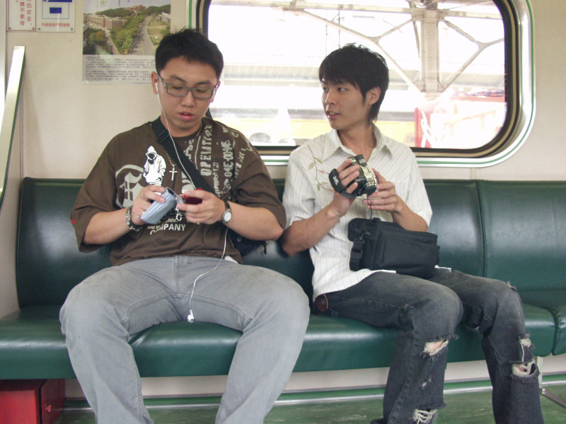 台灣鐵路旅遊攝影電車-區間車交談的旅客2006攝影照片203