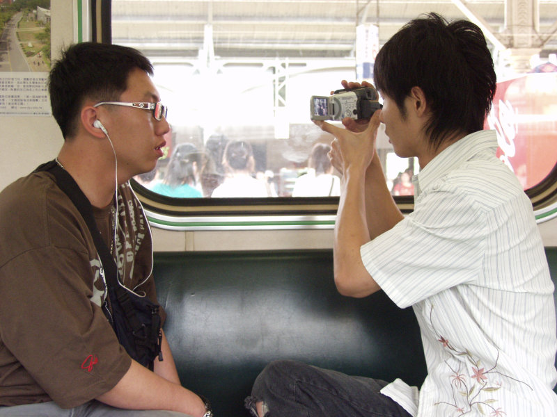 台灣鐵路旅遊攝影電車-區間車交談的旅客2006攝影照片205
