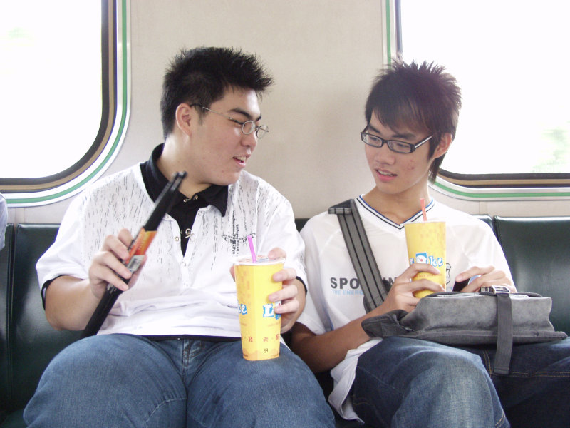 台灣鐵路旅遊攝影電車-區間車交談的旅客2006攝影照片220