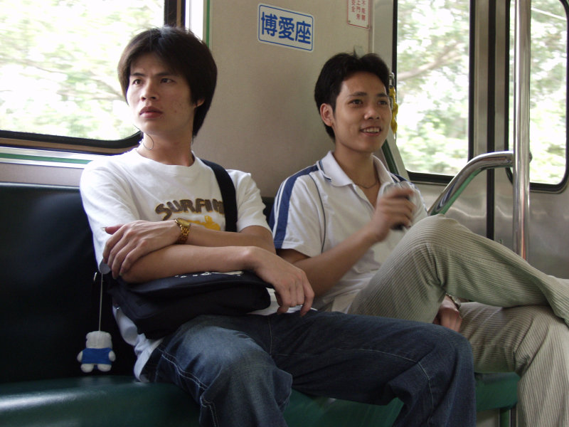 台灣鐵路旅遊攝影電車-區間車交談的旅客2006攝影照片222