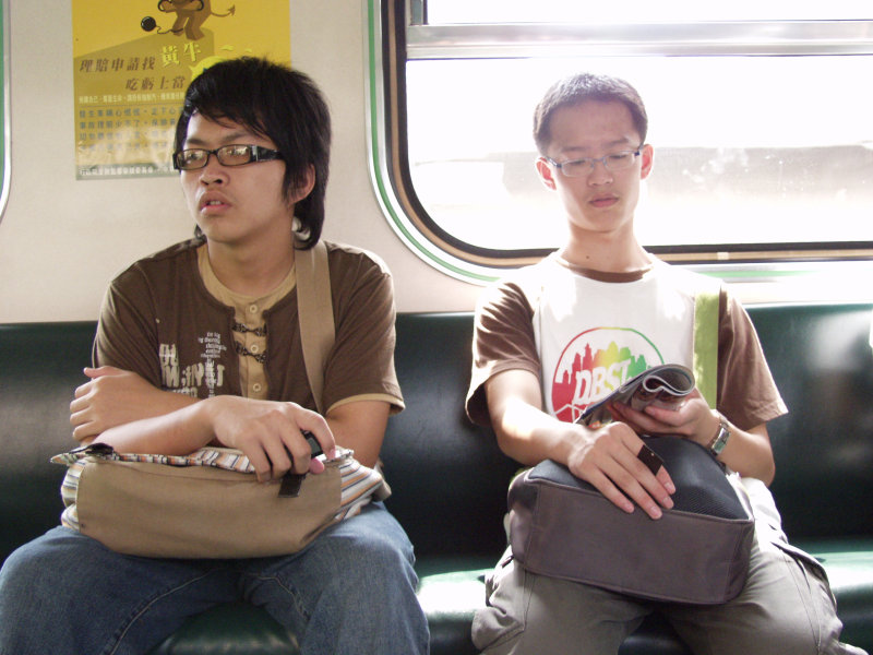 台灣鐵路旅遊攝影電車-區間車交談的旅客2006攝影照片223