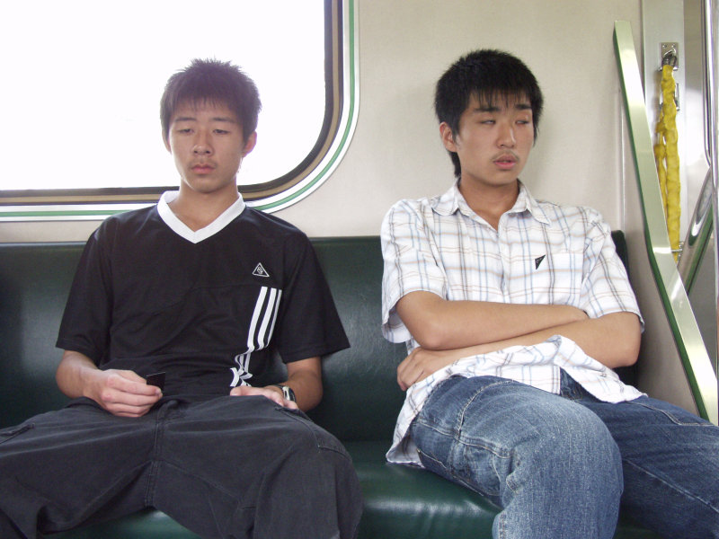 台灣鐵路旅遊攝影電車-區間車交談的旅客2006攝影照片228
