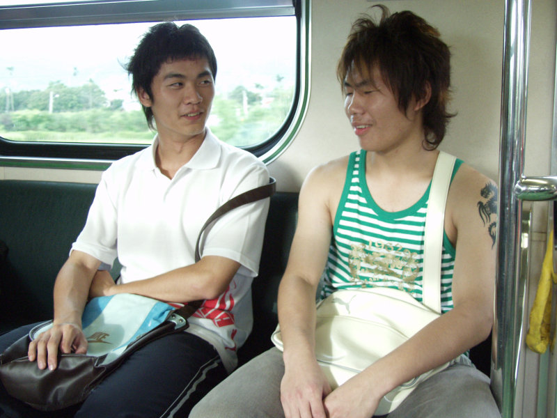 台灣鐵路旅遊攝影電車-區間車交談的旅客2006攝影照片236