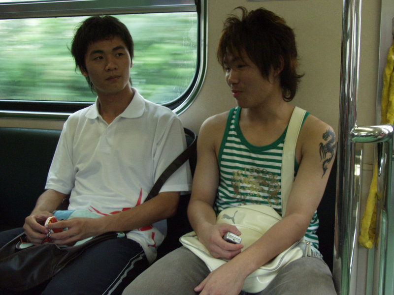 台灣鐵路旅遊攝影電車-區間車交談的旅客2006攝影照片237