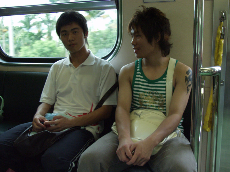 台灣鐵路旅遊攝影電車-區間車交談的旅客2006攝影照片240