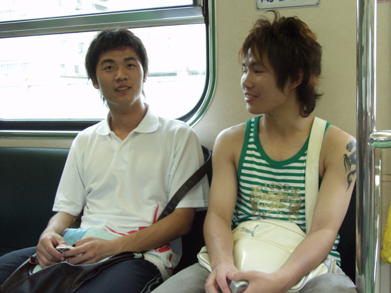 台灣鐵路旅遊攝影電車-區間車交談的旅客2006攝影照片241
