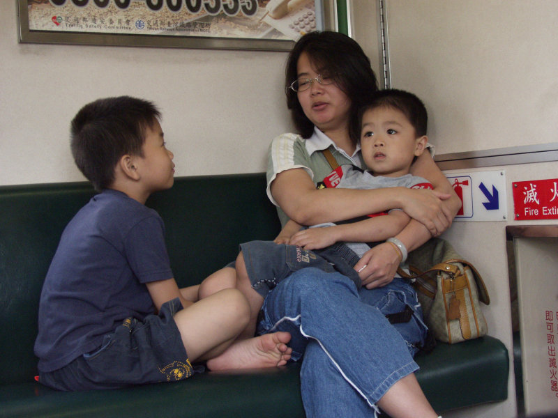 台灣鐵路旅遊攝影電車-區間車交談的旅客2006攝影照片242