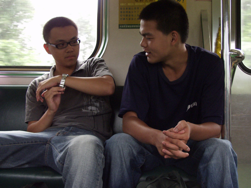台灣鐵路旅遊攝影電車-區間車交談的旅客2006攝影照片247