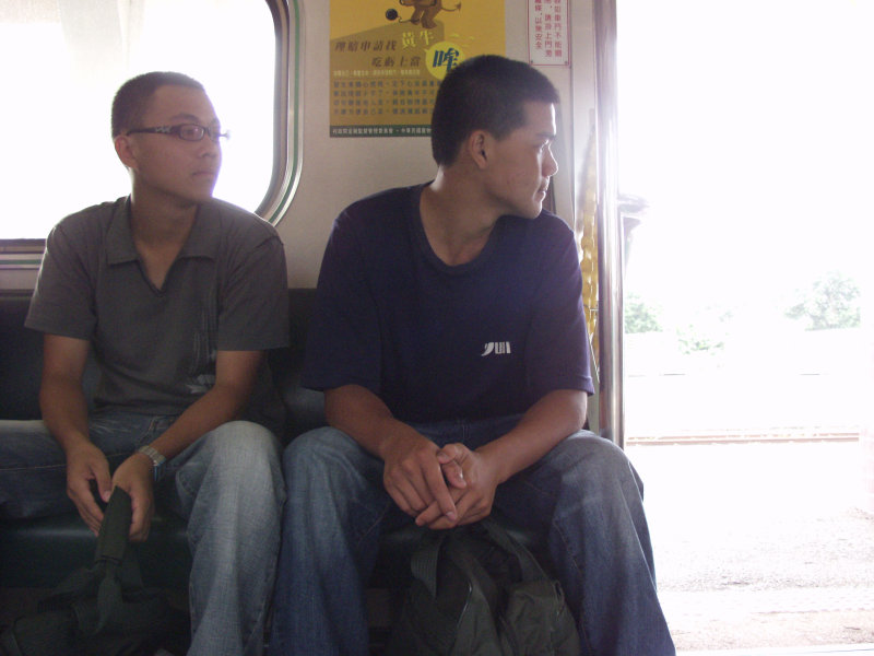 台灣鐵路旅遊攝影電車-區間車交談的旅客2006攝影照片250