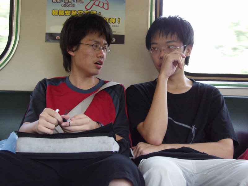台灣鐵路旅遊攝影電車-區間車交談的旅客2006攝影照片255