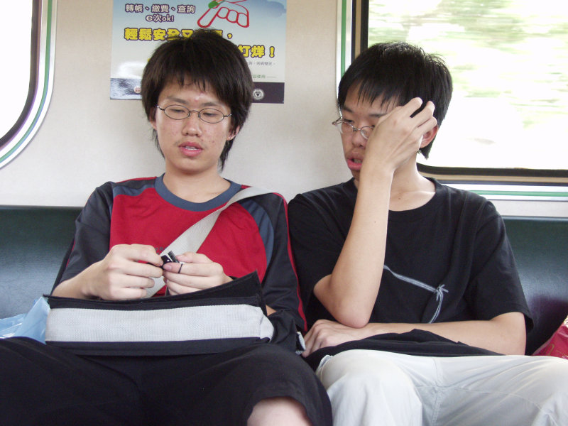 台灣鐵路旅遊攝影電車-區間車交談的旅客2006攝影照片256
