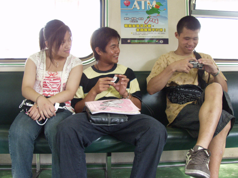 台灣鐵路旅遊攝影電車-區間車交談的旅客2006攝影照片277