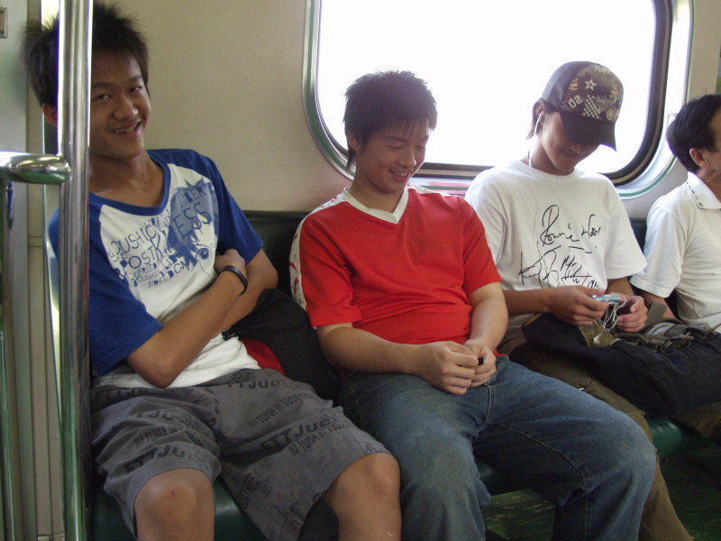 台灣鐵路旅遊攝影電車-區間車交談的旅客2006攝影照片284