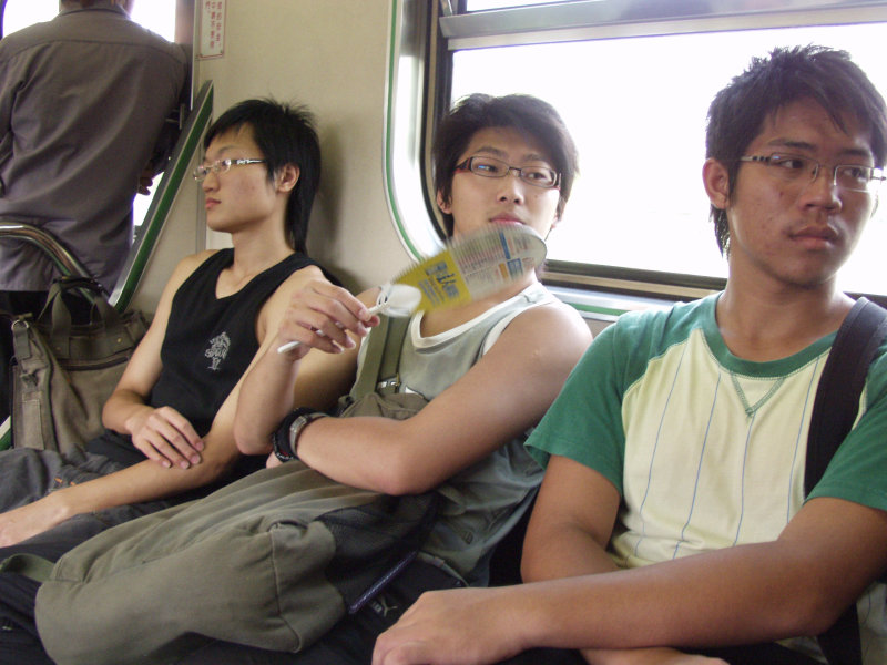 台灣鐵路旅遊攝影電車-區間車交談的旅客2006攝影照片289