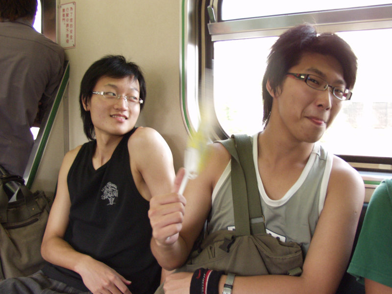 台灣鐵路旅遊攝影電車-區間車交談的旅客2006攝影照片290