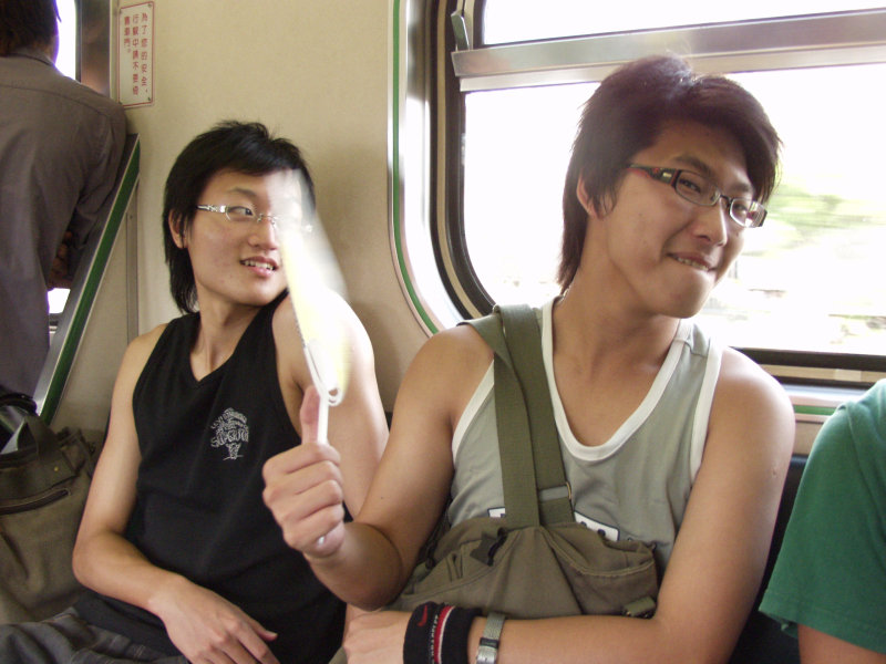 台灣鐵路旅遊攝影電車-區間車交談的旅客2006攝影照片292