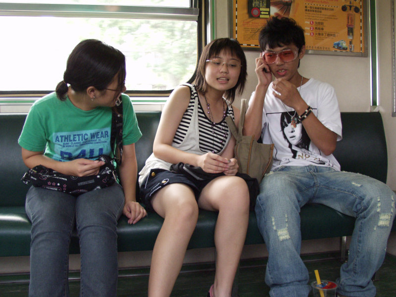 台灣鐵路旅遊攝影電車-區間車交談的旅客2006攝影照片294