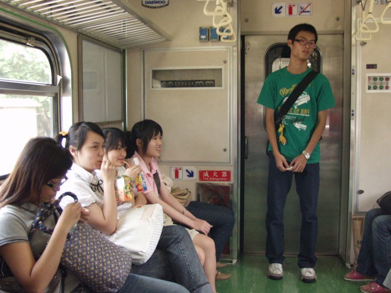 台灣鐵路旅遊攝影電車-區間車交談的旅客2006攝影照片297