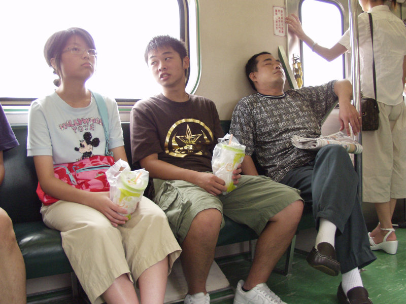 台灣鐵路旅遊攝影電車-區間車交談的旅客2006攝影照片298